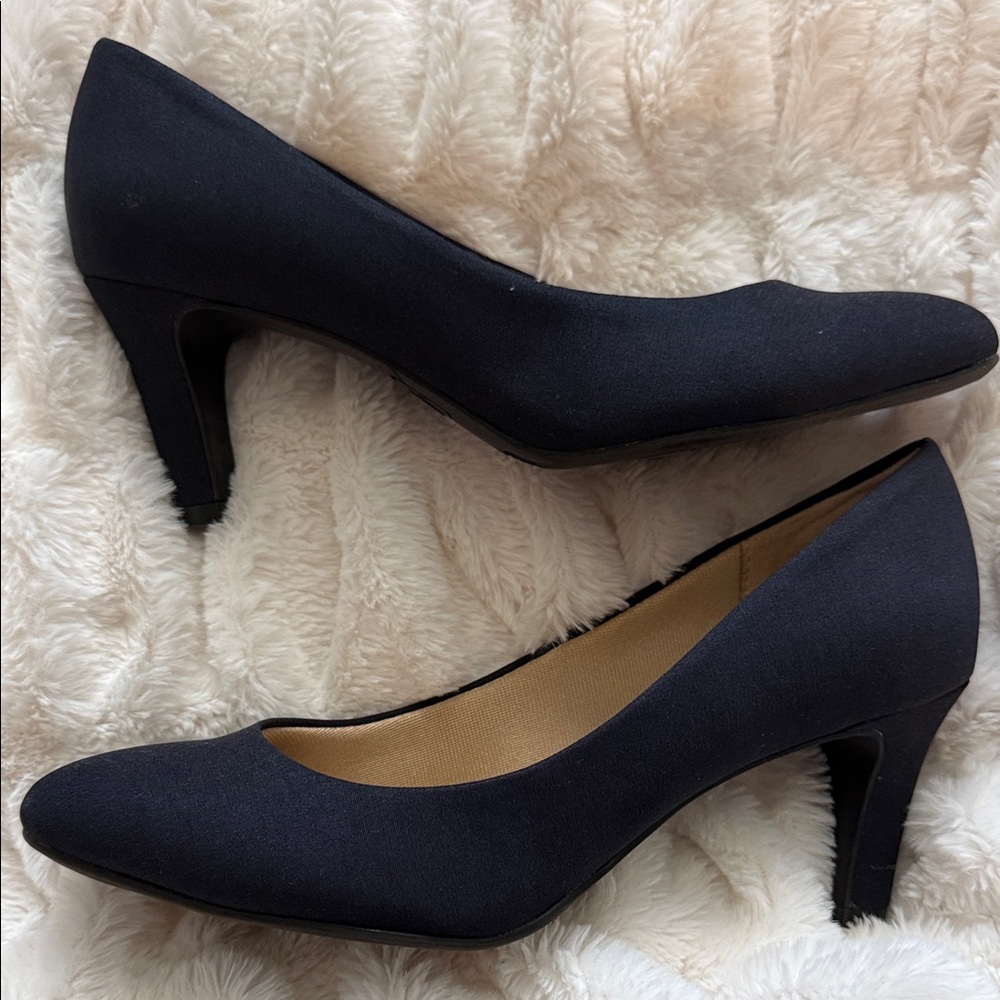 Abella Classic Navy Heels - Picture 3 of 7